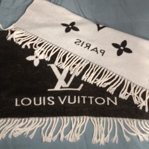 Louis Vuitton Reykjavik Gradient  Long Black/White Cashmere Scarf Retail $1160